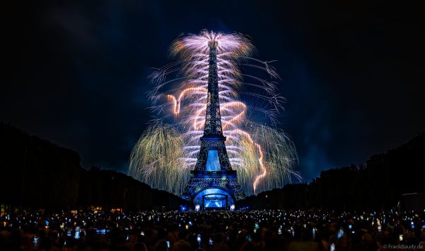 Phänomenales Feuerwerk und über 1000 Drohnen am Eiffelturm beim französischen Nationalfeiertag in Paris am 14. Juli 2025, Fireworks Eiffel Tower National Day, Le feu d'artifice du 14 juillet - La tour Eiffel - Bastille Day