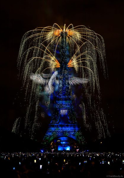 Phänomenales Feuerwerk und über 1000 Drohnen am Eiffelturm beim französischen Nationalfeiertag in Paris am 14. Juli 2025, Fireworks Eiffel Tower National Day, Le feu d'artifice du 14 juillet - La tour Eiffel - Bastille Day