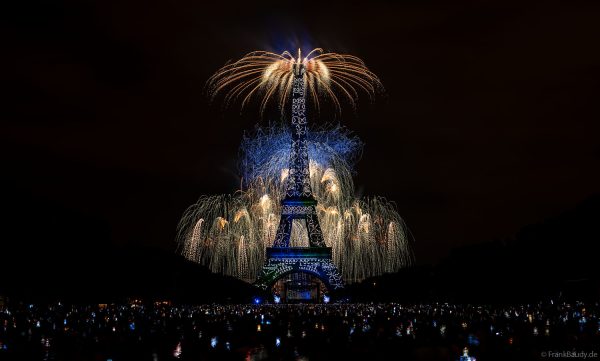Phänomenales Feuerwerk und über 1000 Drohnen am Eiffelturm beim französischen Nationalfeiertag in Paris am 14. Juli 2025, Fireworks Eiffel Tower National Day, Le feu d'artifice du 14 juillet - La tour Eiffel - Bastille Day