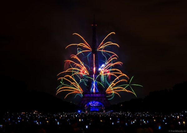 Phänomenales Feuerwerk und über 1000 Drohnen am Eiffelturm beim französischen Nationalfeiertag in Paris am 14. Juli 2025, Fireworks Eiffel Tower National Day, Le feu d'artifice du 14 juillet - La tour Eiffel - Bastille Day