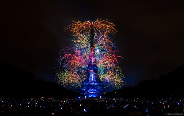 Phänomenales Feuerwerk und über 1000 Drohnen am Eiffelturm beim französischen Nationalfeiertag in Paris am 14. Juli 2025, Fireworks Eiffel Tower National Day, Le feu d'artifice du 14 juillet - La tour Eiffel - Bastille Day