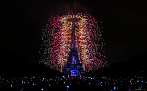 Phänomenales Feuerwerk und über 1000 Drohnen am Eiffelturm beim französischen Nationalfeiertag in Paris am 14. Juli 2025, Fireworks Eiffel Tower National Day, Le feu d'artifice du 14 juillet - La tour Eiffel - Bastille Day
