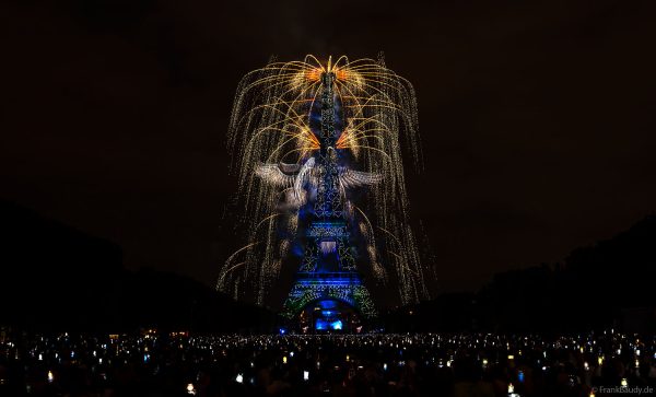 Phänomenales Feuerwerk und über 1000 Drohnen am Eiffelturm beim französischen Nationalfeiertag in Paris am 14. Juli 2025, Fireworks Eiffel Tower National Day, Le feu d'artifice du 14 juillet - La tour Eiffel - Bastille Day