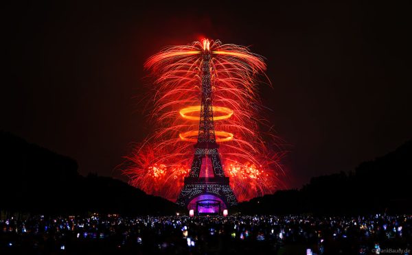 Phänomenales Feuerwerk und über 1000 Drohnen am Eiffelturm beim französischen Nationalfeiertag in Paris am 14. Juli 2025, Fireworks Eiffel Tower National Day, Le feu d'artifice du 14 juillet - La tour Eiffel - Bastille Day