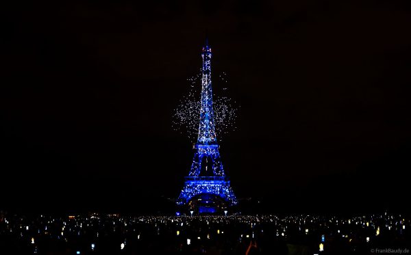 Phänomenales Feuerwerk und über 1000 Drohnen am Eiffelturm beim französischen Nationalfeiertag in Paris am 14. Juli 2025, Fireworks Eiffel Tower National Day, Le feu d'artifice du 14 juillet - La tour Eiffel - Bastille Day