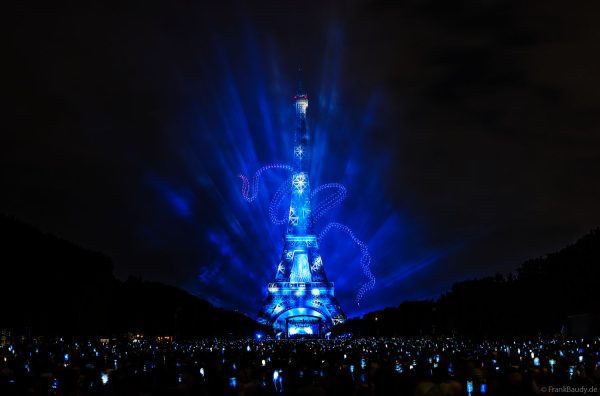 Phänomenales Feuerwerk und über 1000 Drohnen am Eiffelturm beim französischen Nationalfeiertag in Paris am 14. Juli 2025, Fireworks Eiffel Tower National Day, Le feu d'artifice du 14 juillet - La tour Eiffel - Bastille Day