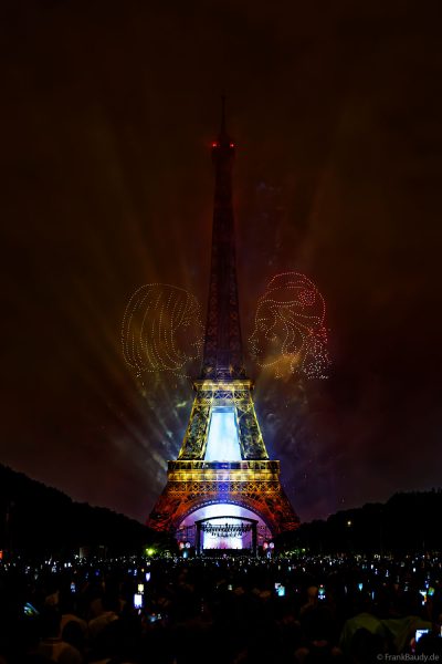 Phänomenales Feuerwerk und über 1000 Drohnen am Eiffelturm beim französischen Nationalfeiertag in Paris am 14. Juli 2025, Fireworks Eiffel Tower National Day, Le feu d'artifice du 14 juillet - La tour Eiffel - Bastille Day