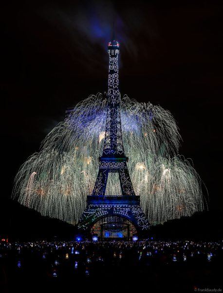 Phänomenales Feuerwerk und über 1000 Drohnen am Eiffelturm beim französischen Nationalfeiertag in Paris am 14. Juli 2025, Fireworks Eiffel Tower National Day, Le feu d'artifice du 14 juillet - La tour Eiffel - Bastille Day