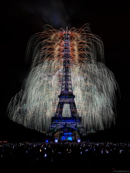 Phänomenales Feuerwerk und über 1000 Drohnen am Eiffelturm beim französischen Nationalfeiertag in Paris am 14. Juli 2025, Fireworks Eiffel Tower National Day, Le feu d'artifice du 14 juillet - La tour Eiffel - Bastille Day