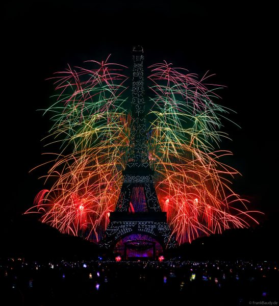 Phänomenales Feuerwerk und über 1000 Drohnen am Eiffelturm beim französischen Nationalfeiertag in Paris am 14. Juli 2025, Fireworks Eiffel Tower National Day, Le feu d'artifice du 14 juillet - La tour Eiffel - Bastille Day