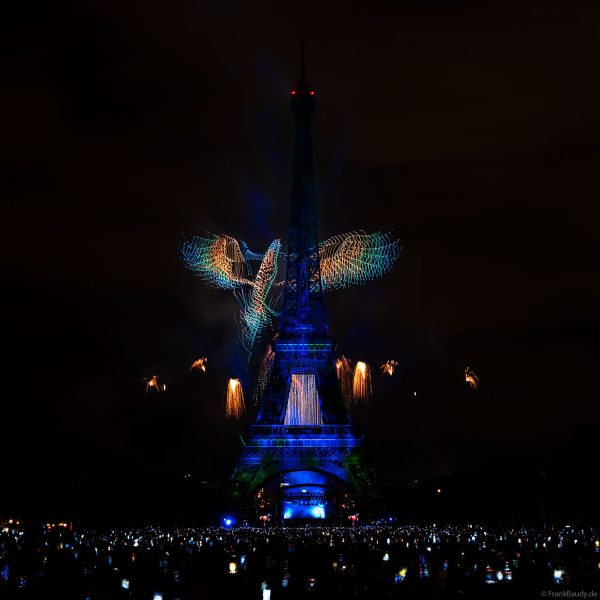 Phänomenales Feuerwerk und über 1000 Drohnen am Eiffelturm beim französischen Nationalfeiertag in Paris am 14. Juli 2025, Fireworks Eiffel Tower National Day, Le feu d'artifice du 14 juillet - La tour Eiffel - Bastille Day