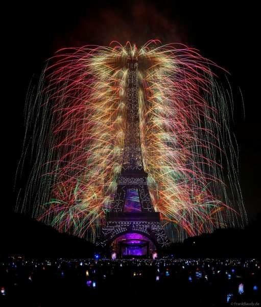 Phänomenales Feuerwerk und über 1000 Drohnen am Eiffelturm beim französischen Nationalfeiertag in Paris am 14. Juli 2025, Fireworks Eiffel Tower National Day, Le feu d'artifice du 14 juillet - La tour Eiffel - Bastille Day