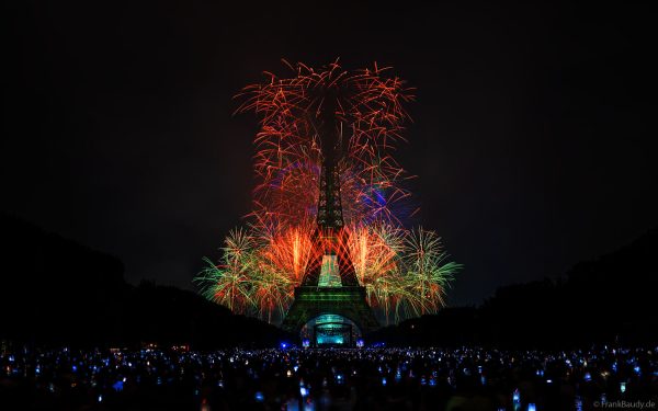 Phänomenales Feuerwerk und über 1000 Drohnen am Eiffelturm beim französischen Nationalfeiertag in Paris am 14. Juli 2025, Fireworks Eiffel Tower National Day, Le feu d'artifice du 14 juillet - La tour Eiffel - Bastille Day