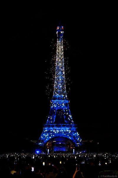 Phänomenales Feuerwerk und über 1000 Drohnen am Eiffelturm beim französischen Nationalfeiertag in Paris am 14. Juli 2025, Fireworks Eiffel Tower National Day, Le feu d'artifice du 14 juillet - La tour Eiffel - Bastille Day