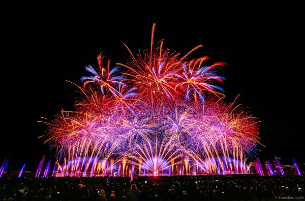 Fête du lac d’Annecy 2025 ist das größte Feuerwerks- und Wasserspektakel Europas und verzauberte mit „Ode à la Lune“ über 150.000 Besucher in Frankreich