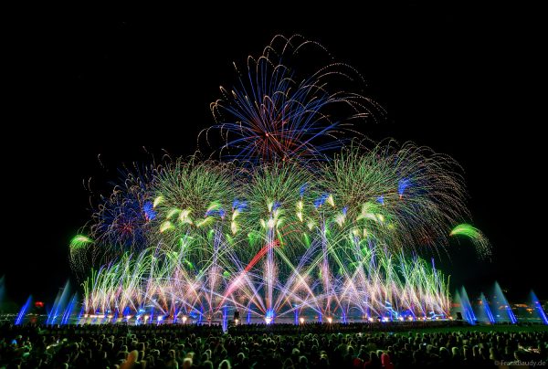 Fête du lac d’Annecy 2025 ist das größte Feuerwerks- und Wasserspektakel Europas und verzauberte mit „Ode à la Lune“ über 150.000 Besucher in Frankreich
