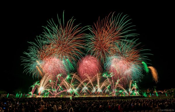 Fête du lac d’Annecy 2025 ist das größte Feuerwerks- und Wasserspektakel Europas und verzauberte mit „Ode à la Lune“ über 150.000 Besucher in Frankreich