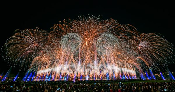 Fête du lac d’Annecy 2025 ist das größte Feuerwerks- und Wasserspektakel Europas und verzauberte mit „Ode à la Lune“ über 150.000 Besucher in Frankreich