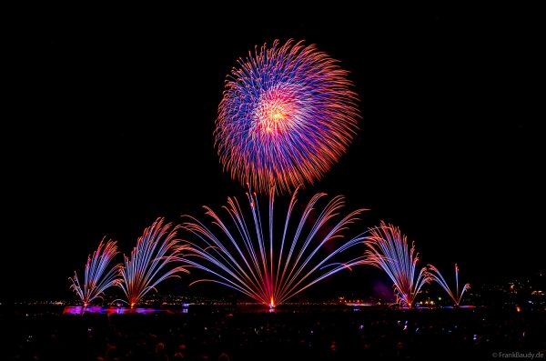 Fête du lac d’Annecy 2025 ist das größte Feuerwerks- und Wasserspektakel Europas und verzauberte mit „Ode à la Lune“ über 150.000 Besucher in Frankreich