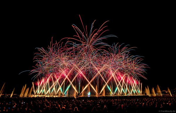 Fête du lac d’Annecy 2025 ist das größte Feuerwerks- und Wasserspektakel Europas und verzauberte mit „Ode à la Lune“ über 150.000 Besucher in Frankreich