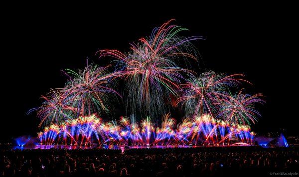 Fête du lac d’Annecy 2025 ist das größte Feuerwerks- und Wasserspektakel Europas und verzauberte mit „Ode à la Lune“ über 150.000 Besucher in Frankreich
