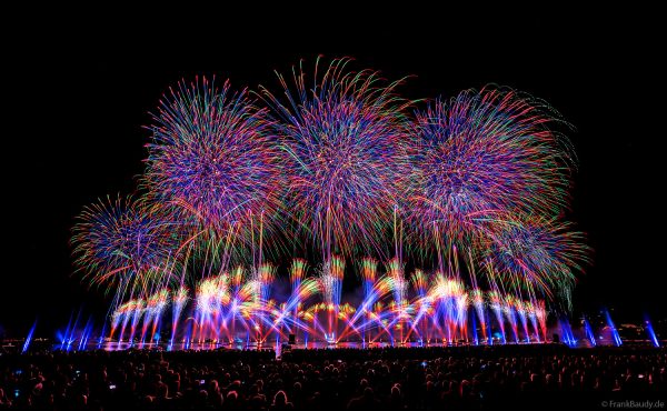Fête du lac d’Annecy 2025 ist das größte Feuerwerks- und Wasserspektakel Europas und verzauberte mit „Ode à la Lune“ über 150.000 Besucher in Frankreich