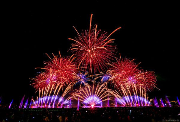 Fête du lac d’Annecy 2025 ist das größte Feuerwerks- und Wasserspektakel Europas und verzauberte mit „Ode à la Lune“ über 150.000 Besucher in Frankreich