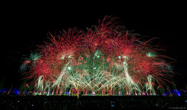 Fête du lac d’Annecy 2025 ist das größte Feuerwerks- und Wasserspektakel Europas und verzauberte mit „Ode à la Lune“ über 150.000 Besucher in Frankreich