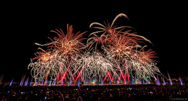 Fête du lac d’Annecy 2025 ist das größte Feuerwerks- und Wasserspektakel Europas und verzauberte mit „Ode à la Lune“ über 150.000 Besucher in Frankreich