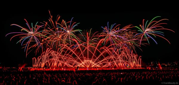 Fête du lac d’Annecy 2025 ist das größte Feuerwerks- und Wasserspektakel Europas und verzauberte mit „Ode à la Lune“ über 150.000 Besucher in Frankreich