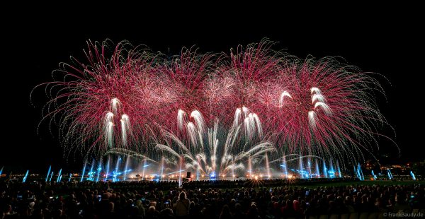 Fête du lac d’Annecy 2025 ist das größte Feuerwerks- und Wasserspektakel Europas und verzauberte mit „Ode à la Lune“ über 150.000 Besucher in Frankreich