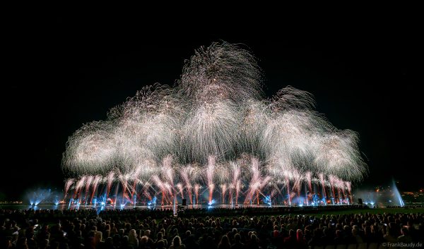Fête du lac d’Annecy 2025 ist das größte Feuerwerks- und Wasserspektakel Europas und verzauberte mit „Ode à la Lune“ über 150.000 Besucher in Frankreich
