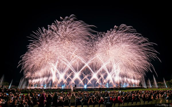 Fête du lac d’Annecy 2025 ist das größte Feuerwerks- und Wasserspektakel Europas und verzauberte mit „Ode à la Lune“ über 150.000 Besucher in Frankreich