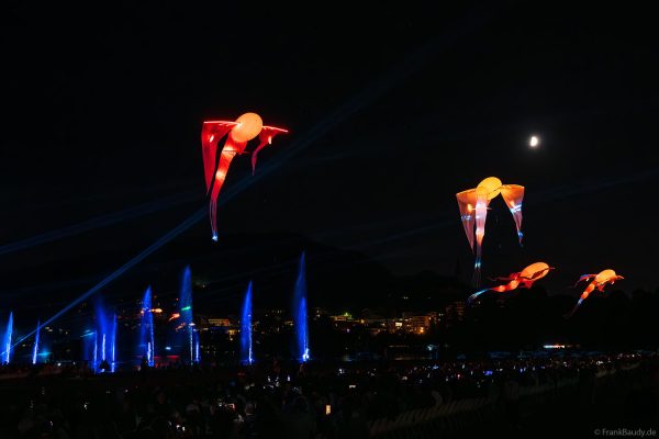 Imaginäre leuchtende Vögel, die Luminéoles, sorgten bei Fête du lac d’Annecy 2025 für magische Momente