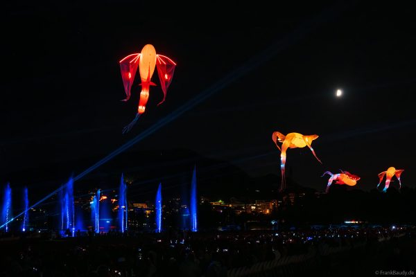 Imaginäre leuchtende Vögel, die Luminéoles, sorgten bei Fête du lac d’Annecy 2025 für magische Momente