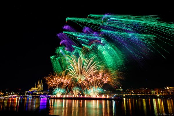 Kölner Lichter 2025: Farbenprächtiges Feuerwerk über dem Rhein mit Blick auf den Kölner Dom