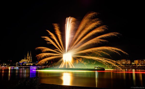 Kölner Lichter 2025: Farbenprächtiges Feuerwerk über dem Rhein mit Blick auf den Kölner Dom