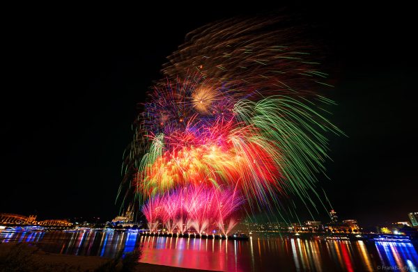 Kölner Lichter 2025: Farbenprächtiges Feuerwerk über dem Rhein mit Blick auf den Kölner Dom