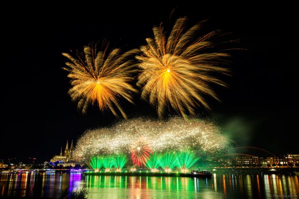 Kölner Lichter 2025: Farbenprächtiges Feuerwerk über dem Rhein mit Blick auf den Kölner Dom