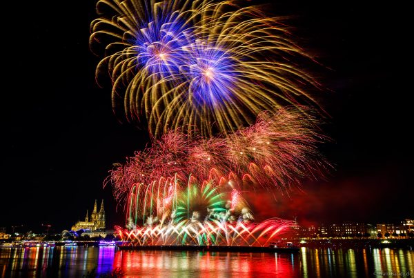 Kölner Lichter 2025: Farbenprächtiges Feuerwerk über dem Rhein mit Blick auf den Kölner Dom