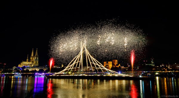 Kölner Lichter 2025: Farbenprächtiges Feuerwerk über dem Rhein mit Blick auf den Kölner Dom