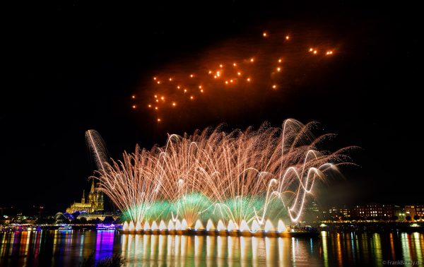 Der Rhein im Lichterglanz – spektakuläres Feuerwerk der Kölner Lichter vor der Kulisse des Kölner Doms
