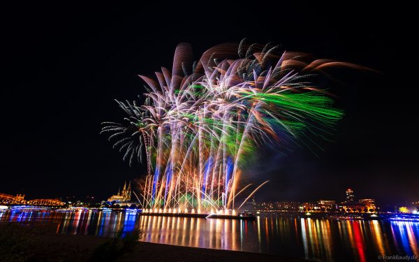 Der Rhein im Lichterglanz – spektakuläres Feuerwerk der Kölner Lichter vor der Kulisse des Kölner Doms