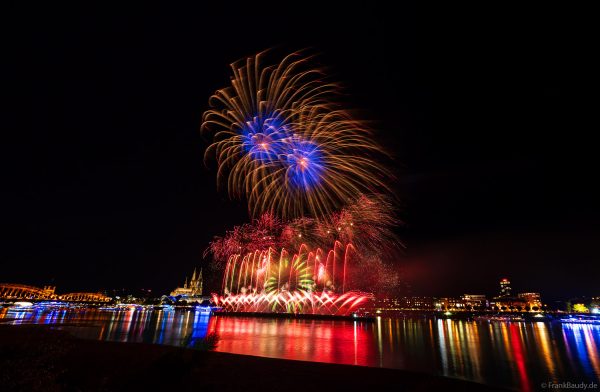 Der Rhein im Lichterglanz – spektakuläres Feuerwerk der Kölner Lichter vor der Kulisse des Kölner Doms
