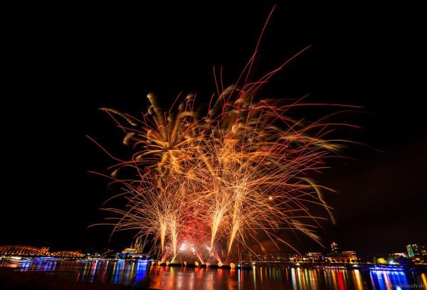 Der Rhein im Lichterglanz – spektakuläres Feuerwerk der Kölner Lichter vor der Kulisse des Kölner Doms
