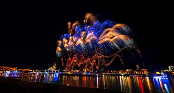 Der Rhein im Lichterglanz – spektakuläres Feuerwerk der Kölner Lichter vor der Kulisse des Kölner Doms
