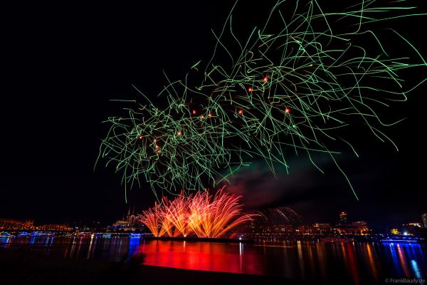 Der Rhein im Lichterglanz – spektakuläres Feuerwerk der Kölner Lichter vor der Kulisse des Kölner Doms