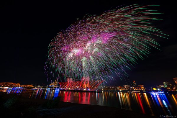 Der Rhein im Lichterglanz – spektakuläres Feuerwerk der Kölner Lichter vor der Kulisse des Kölner Doms