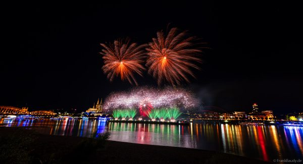 Musiksynchrones Höhenfeuerwerk der Kölner Lichter 2025 mit Dom und Hohenzollernbrücke im Hintergrund