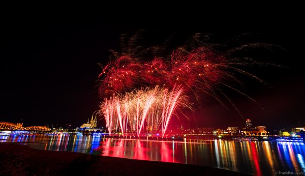 Musiksynchrones Höhenfeuerwerk der Kölner Lichter 2025 mit Dom und Hohenzollernbrücke im Hintergrund